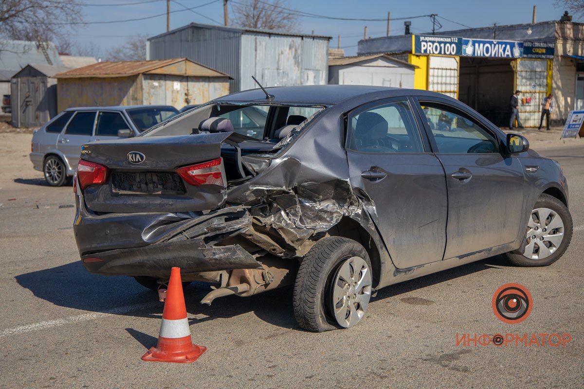 В Днепре на Криворожской ВАЗ не справился с управлением и протаранил Kia 3