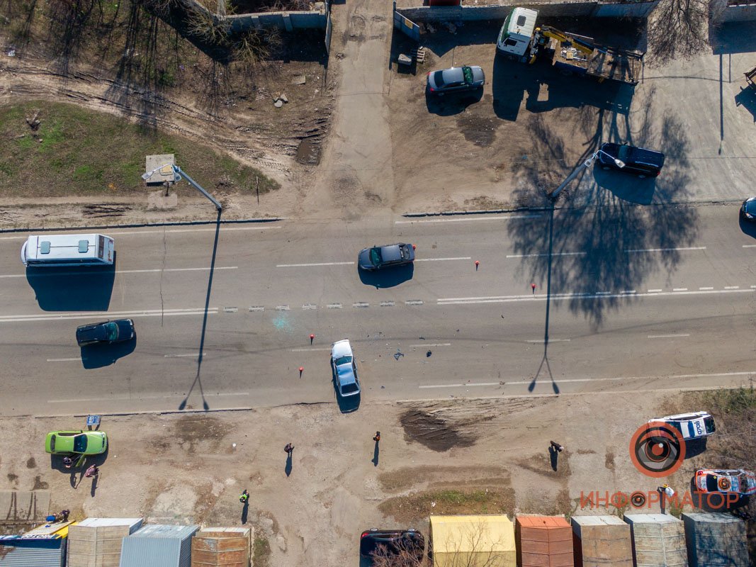 В Днепре на Криворожской ВАЗ не справился с управлением и протаранил Kia 4