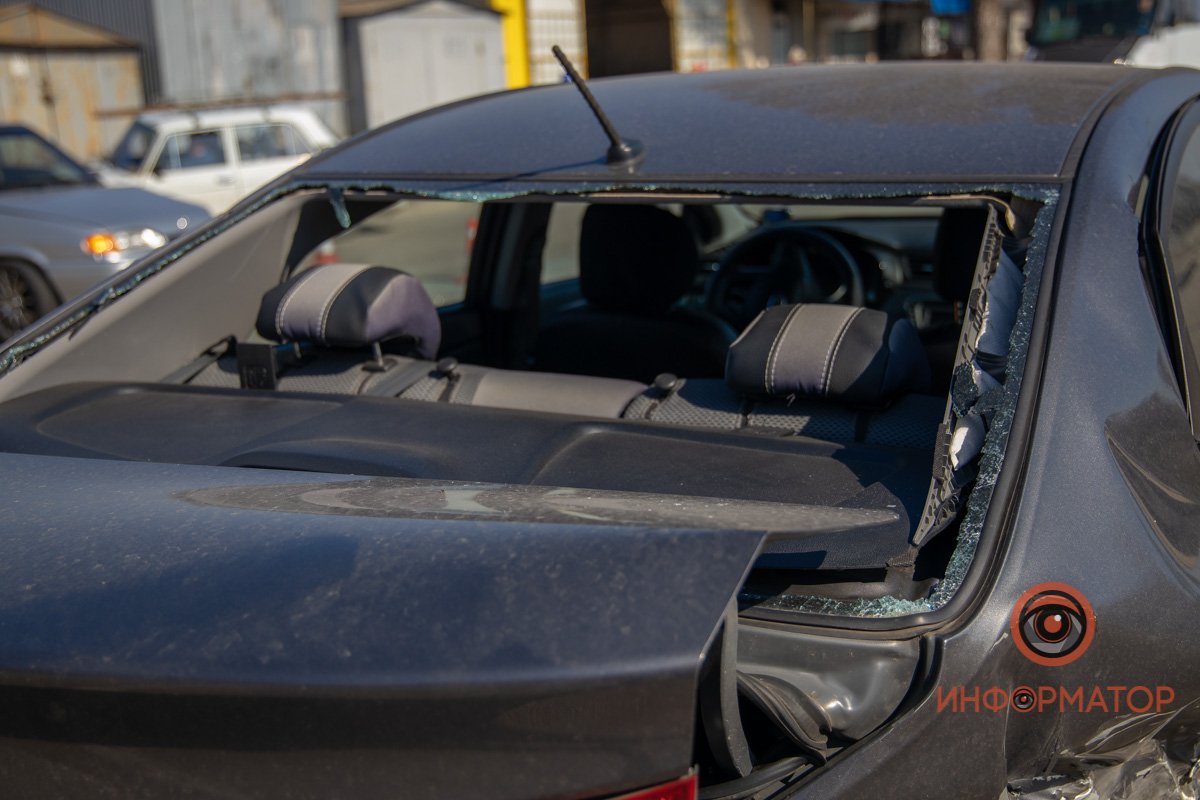 В Днепре на Криворожской ВАЗ не справился с управлением и протаранил Kia 5