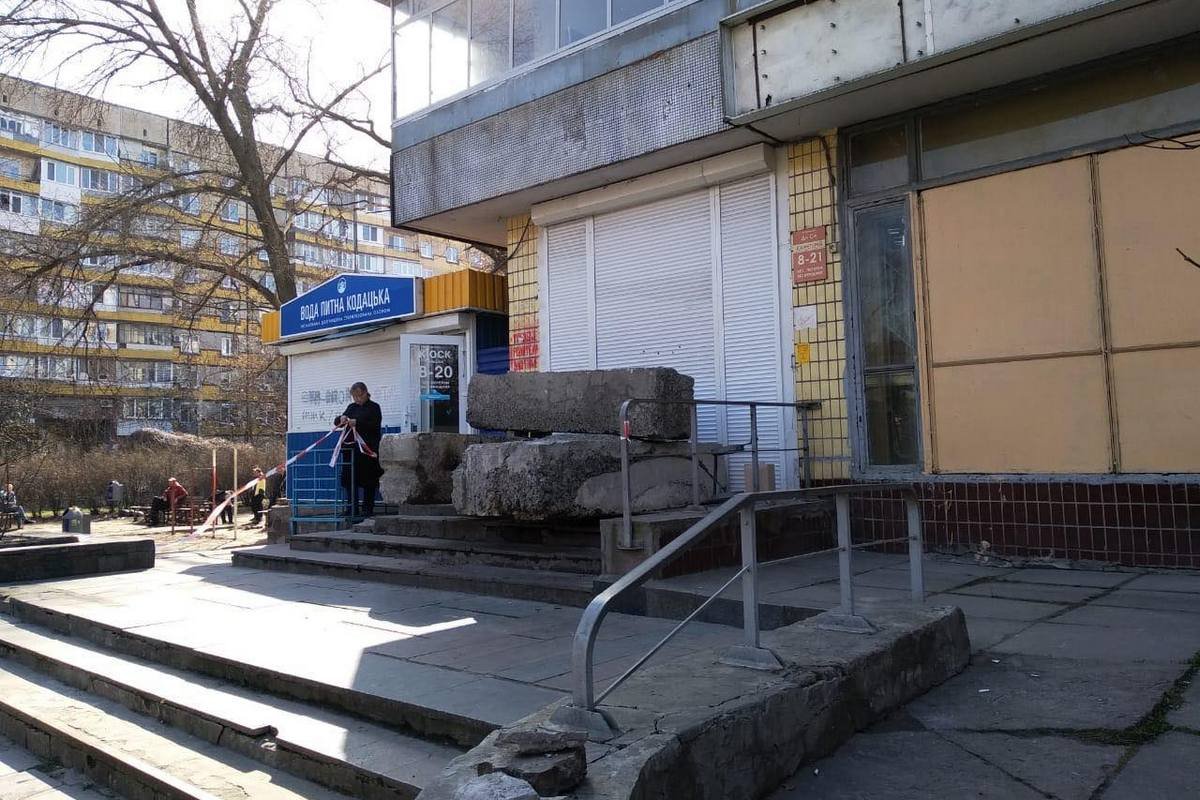 Главный вход в заведение забаррикодировали бетонными блоками