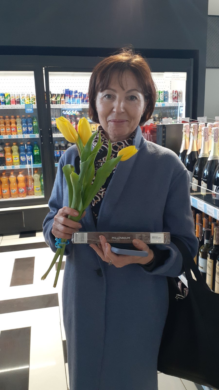 Женский праздник на заправке: сотрудники АЗС SKY поздравили своих клиенток букетами тюльпанов 1