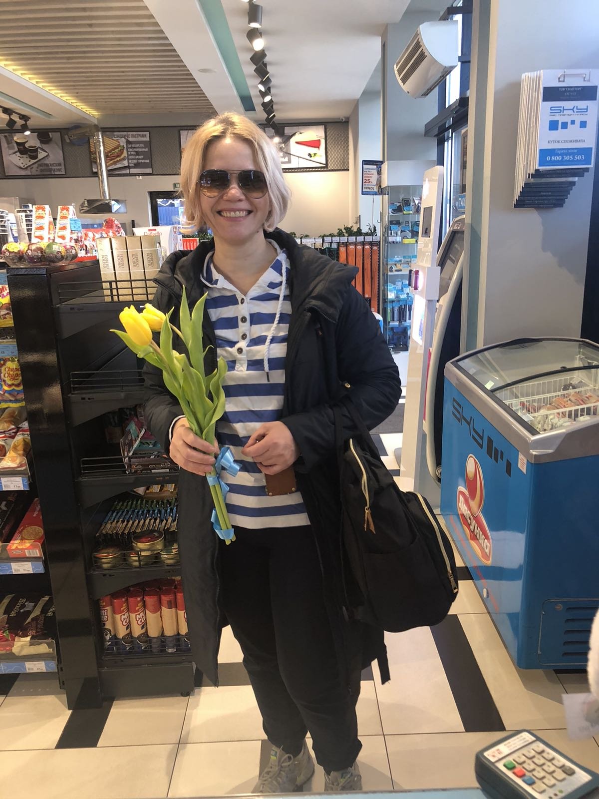 Женский праздник на заправке: сотрудники АЗС SKY поздравили своих клиенток букетами тюльпанов 2
