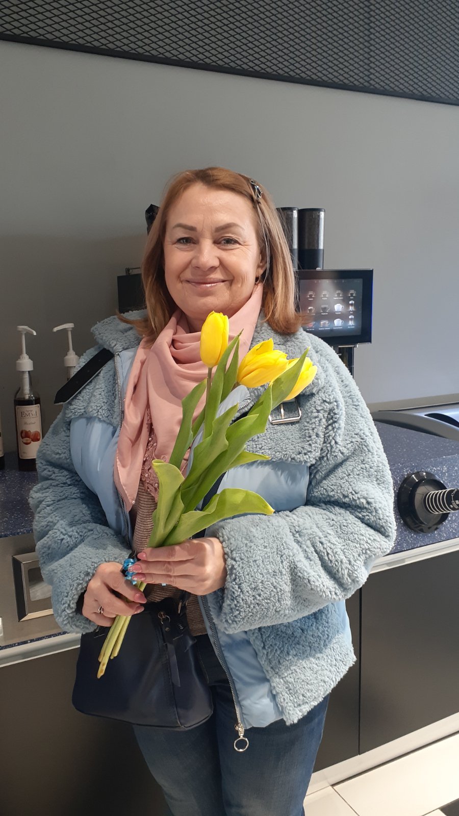 Женский праздник на заправке: сотрудники АЗС SKY поздравили своих клиенток букетами тюльпанов 3