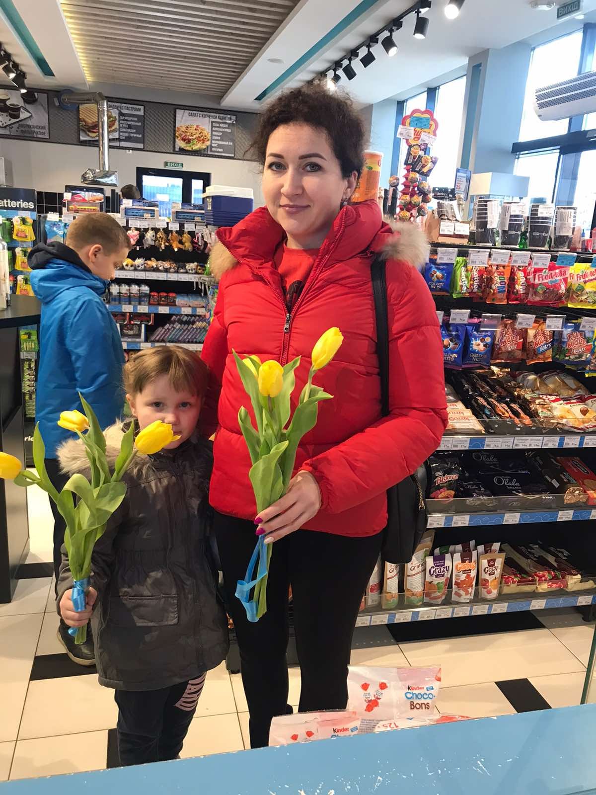 Женский праздник на заправке: сотрудники АЗС SKY поздравили своих клиенток букетами тюльпанов 4