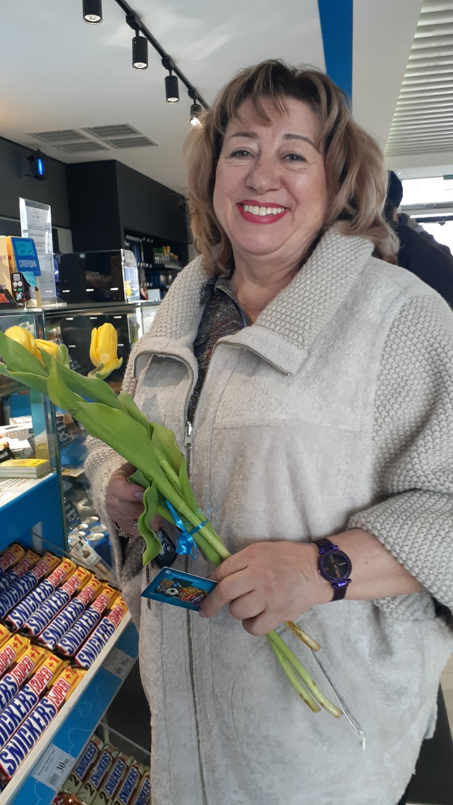 Женский праздник на заправке: сотрудники АЗС SKY поздравили своих клиенток букетами тюльпанов 5