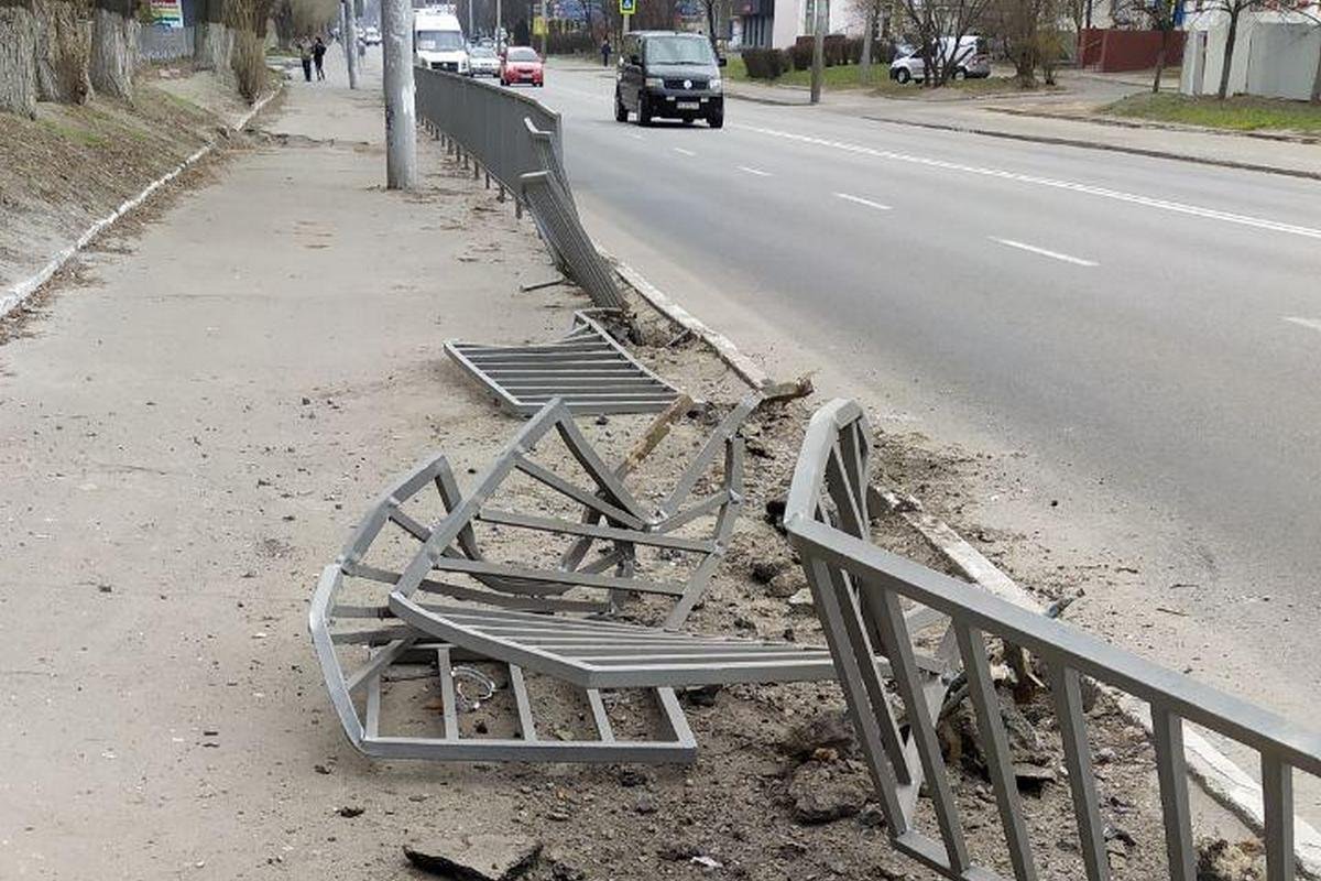 Дорожное ограждение мусоровоз сбил еще в ночь с 8 на 9 марта