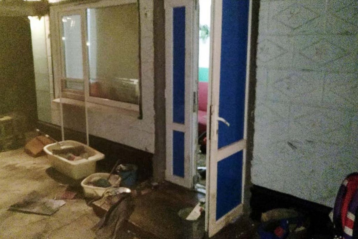 Предварительно, в одной из комнат дома загорелся мусор Предварительно, в одной из комнат дома загорелся мусор