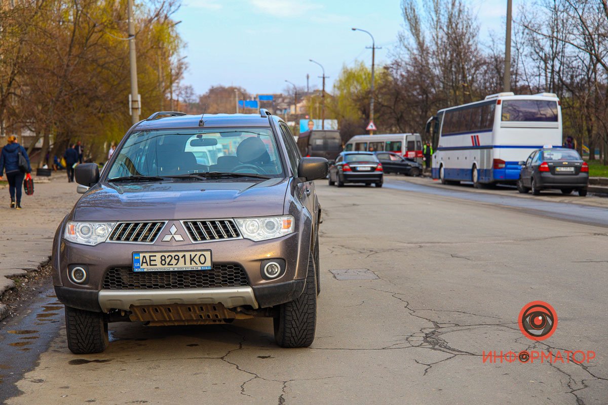 Daewoo задел автомобиль Mitsubishi и влетел в маршрутку Daewoo задел автомобиль Mitsubishi и влетел в маршрутку