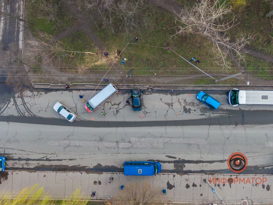 Водителя маршрутки зажало между двумя авто Водителя маршрутки зажало между двумя авто