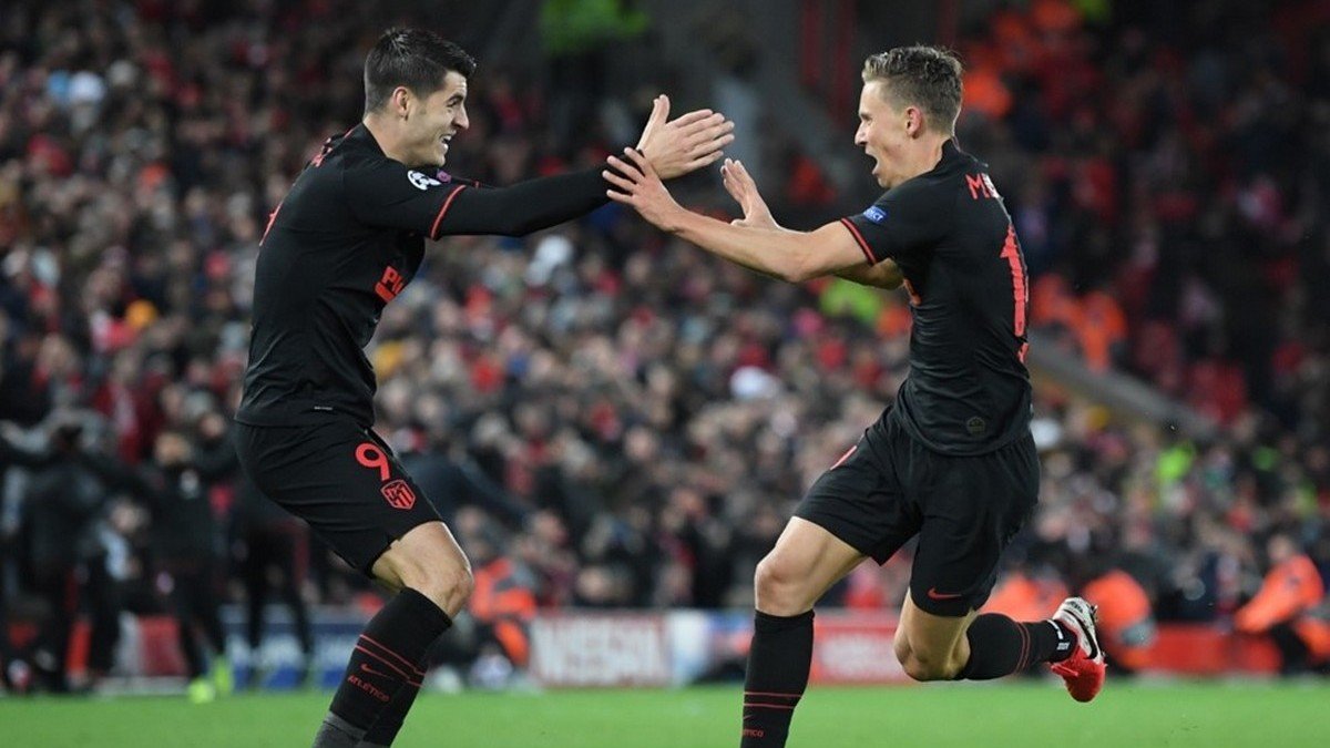 Игроки "Атлетико" празднуют забитый мяч