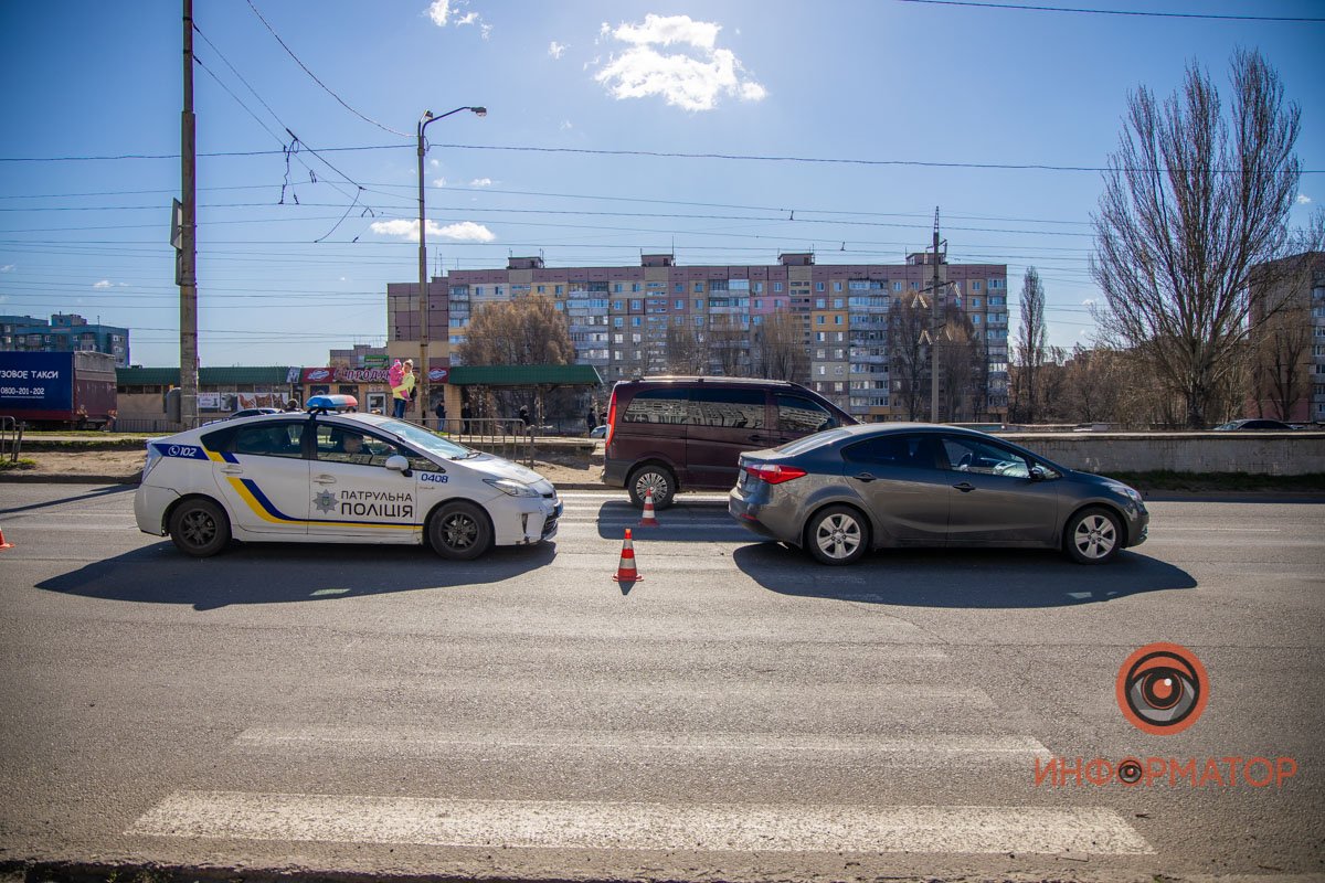 Автомобиль Kia сбил девушку на пешеходном переходе Автомобиль Kia сбил девушку на пешеходном переходе