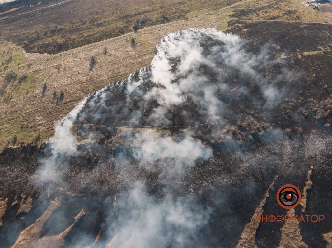 Машины спасателей рассредоточились, чтобы тушить сразу в нескольких точках Машины спасателей рассредоточились, чтобы тушить сразу в нескольких точках