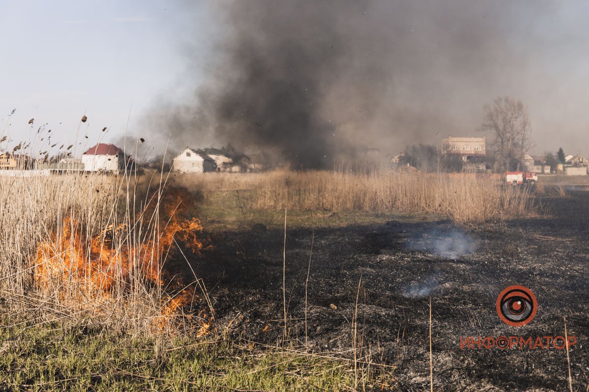 Черный дым охватил большую территорию, на которой также расположены жилые дома Черный дым охватил большую территорию, на которой также расположены жилые дома