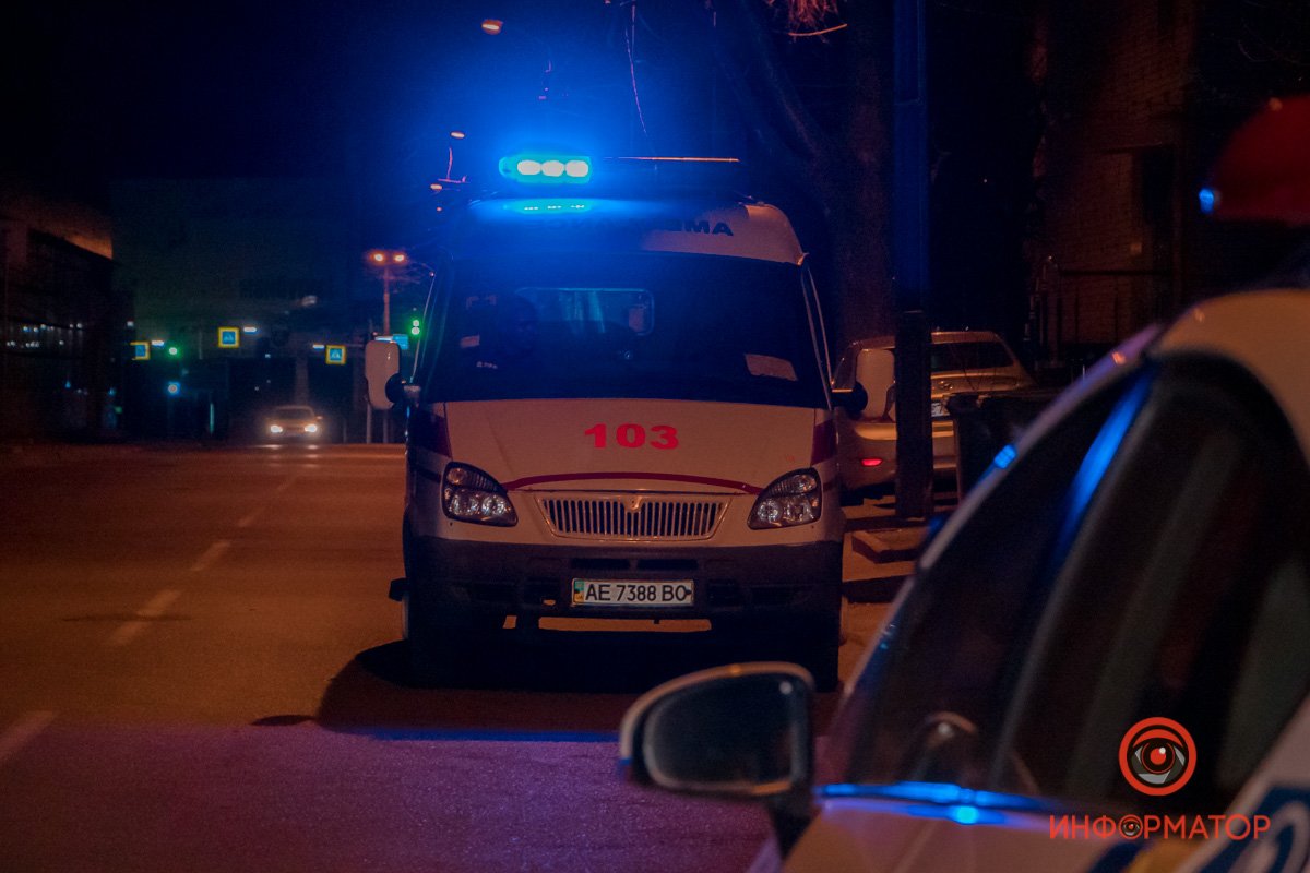 Все это время возле подъезда дежурила бригада скорой помощи