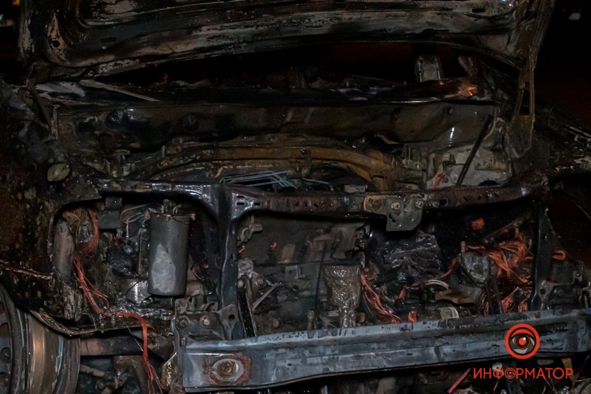 Автомобиль был полностью объят огнем