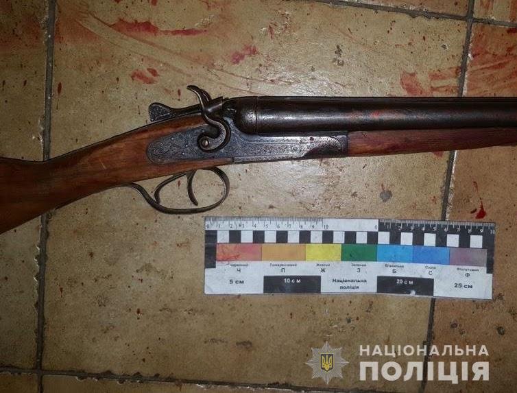 Выстрелил из охотничьего ружья Выстрелил из охотничьего ружья