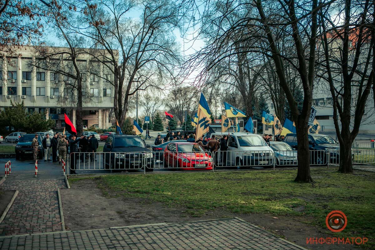 Сегодня возле ОГА многолюдно