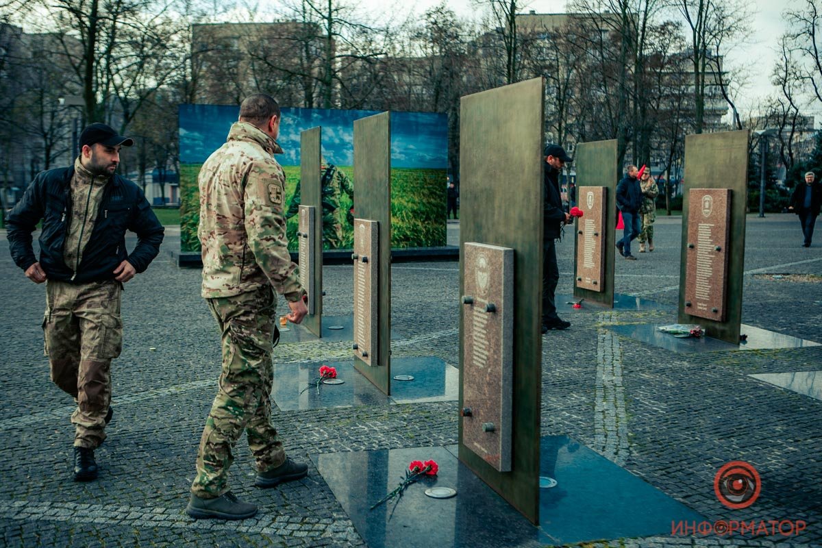 Ни один памятник не остался без гвоздик