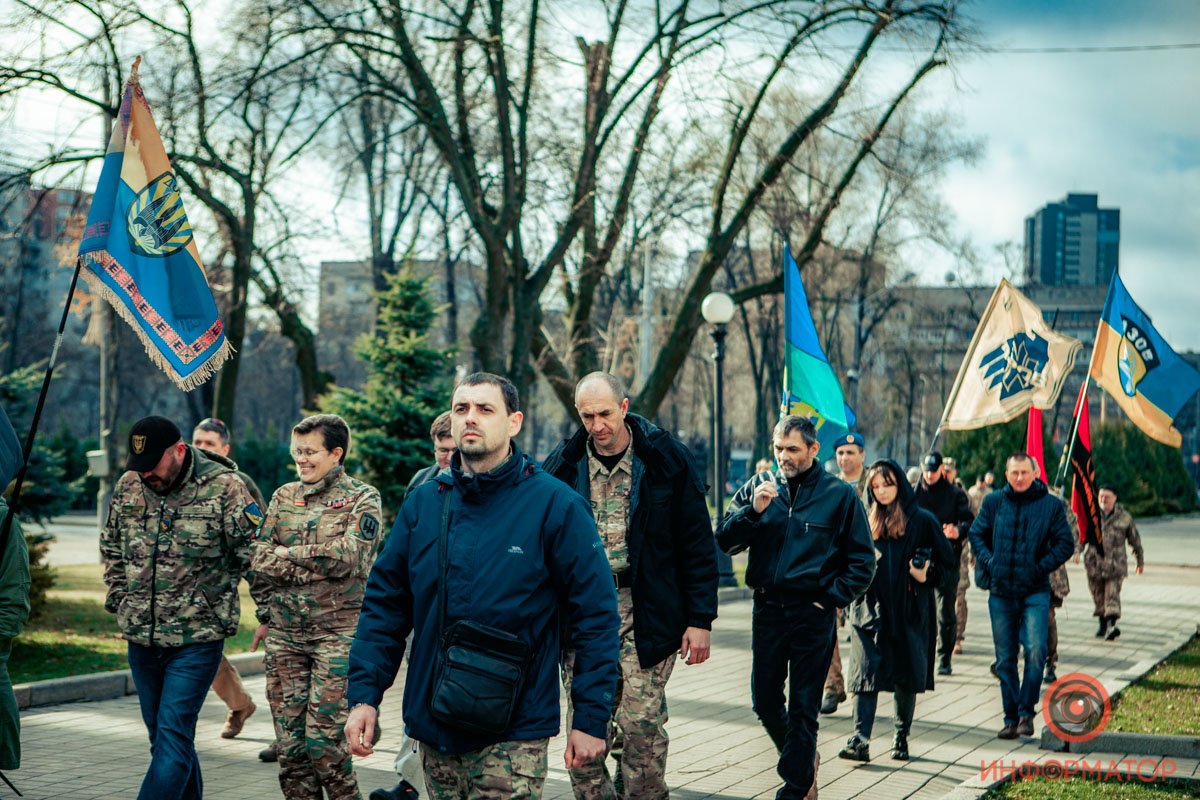 В колонне слышны разговоры и воспоминания о военных буднях