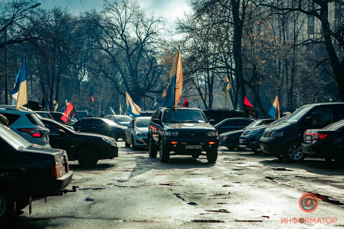 Над машинами все так же развеваются флаги