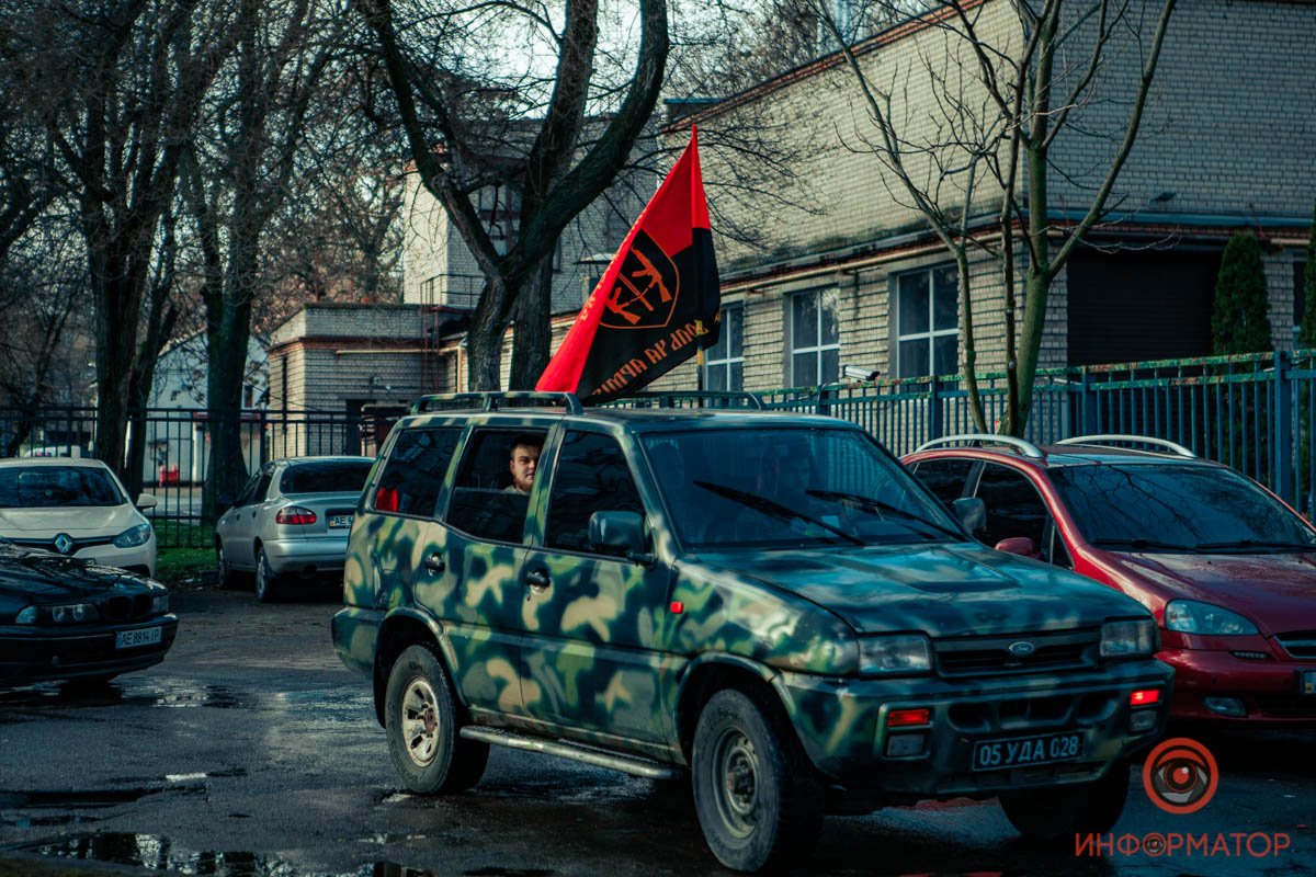 Машины сигнализировали, оповещая всех о празднике
