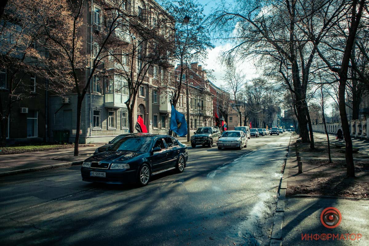 Автомобили ехали по проспекту