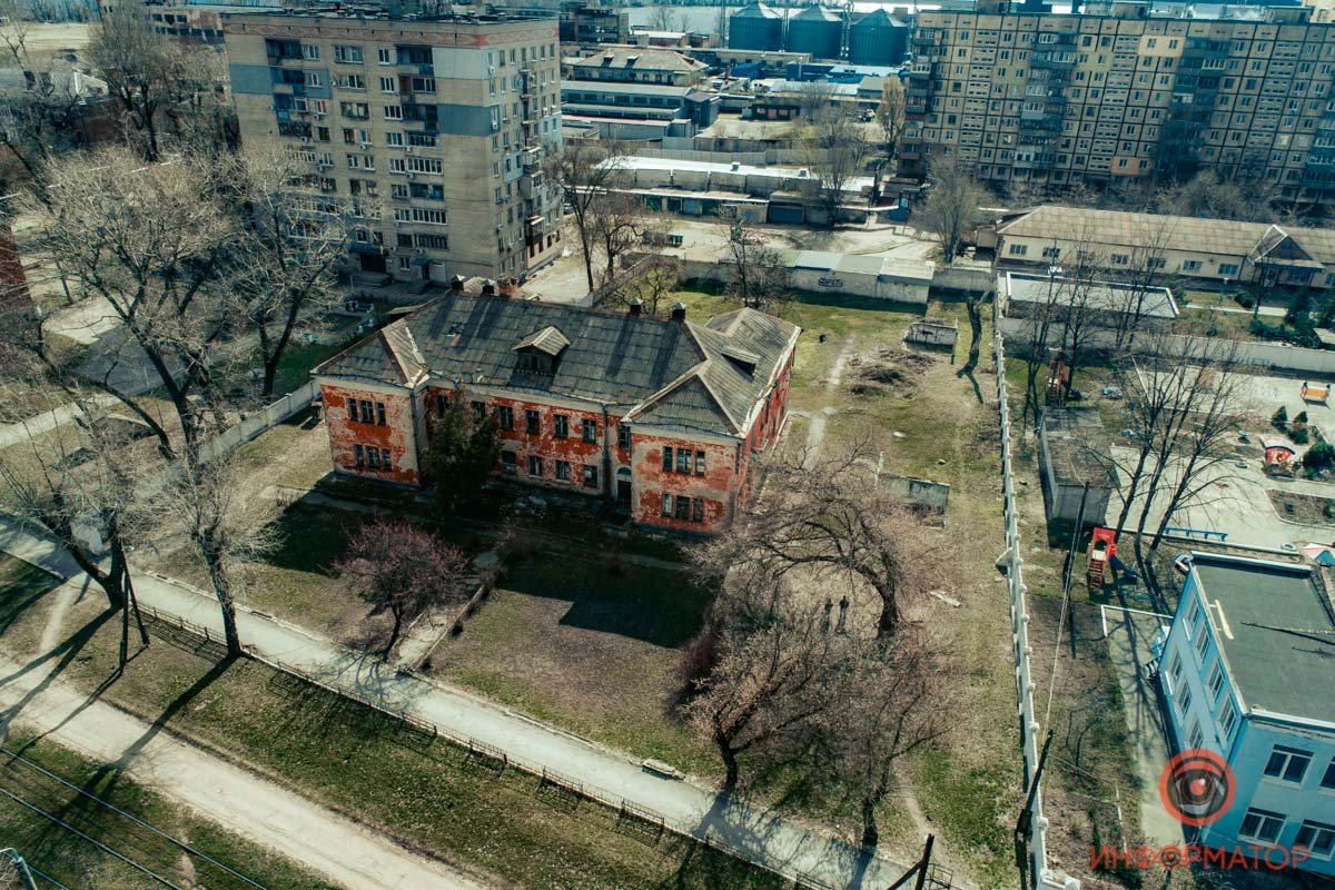 Дом выделяется среди прочих построек Дом выделяется среди прочих построек