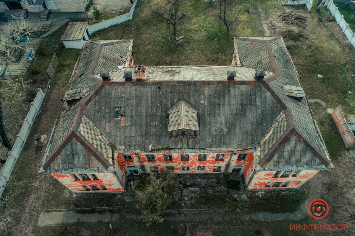 Местами черепица уже отвалилась Местами черепица уже отвалилась