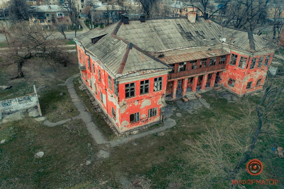 Раньше здание бросалось в глаза благодаря красному цвету Раньше здание бросалось в глаза благодаря красному цвету