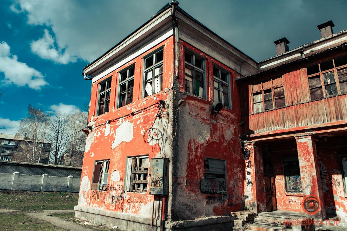 В Днепре в тени многоэтажек притих старый «красный» дом