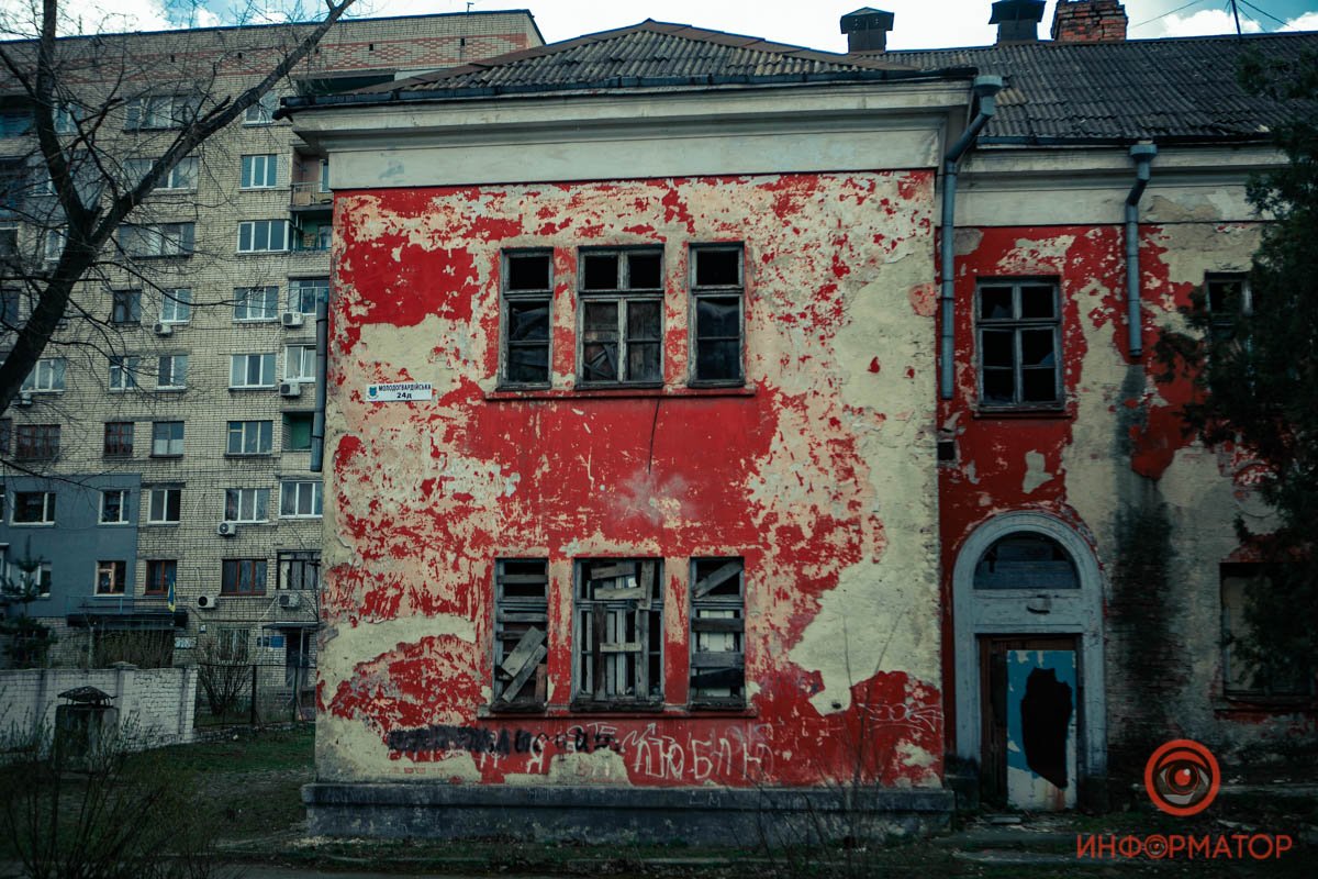 Две эпохи архитектуры на одном фото Две эпохи архитектуры на одном фото