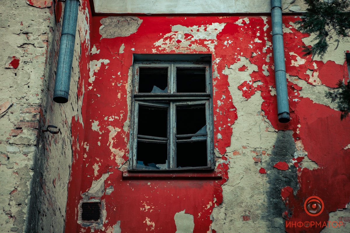 Стекла выбиты Стекла выбиты