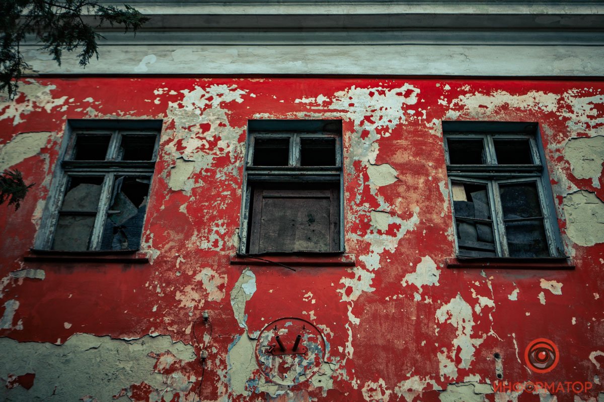 Исцарапанные стены Исцарапанные стены