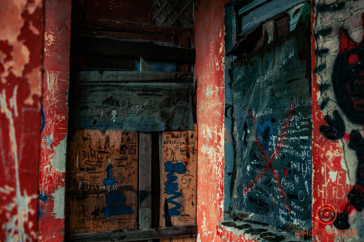 Если бы не граффити, выглядело бы еще таинственнее Если бы не граффити, выглядело бы еще таинственнее