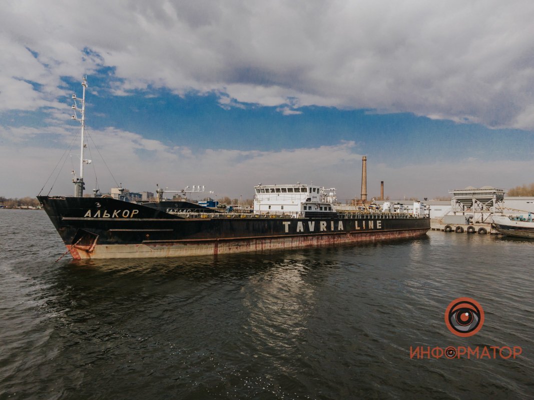 Греется под солнышком