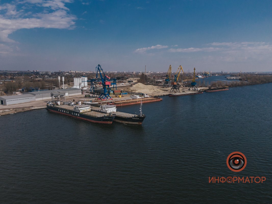 Грузовой порт на улице Амур-Гавань 