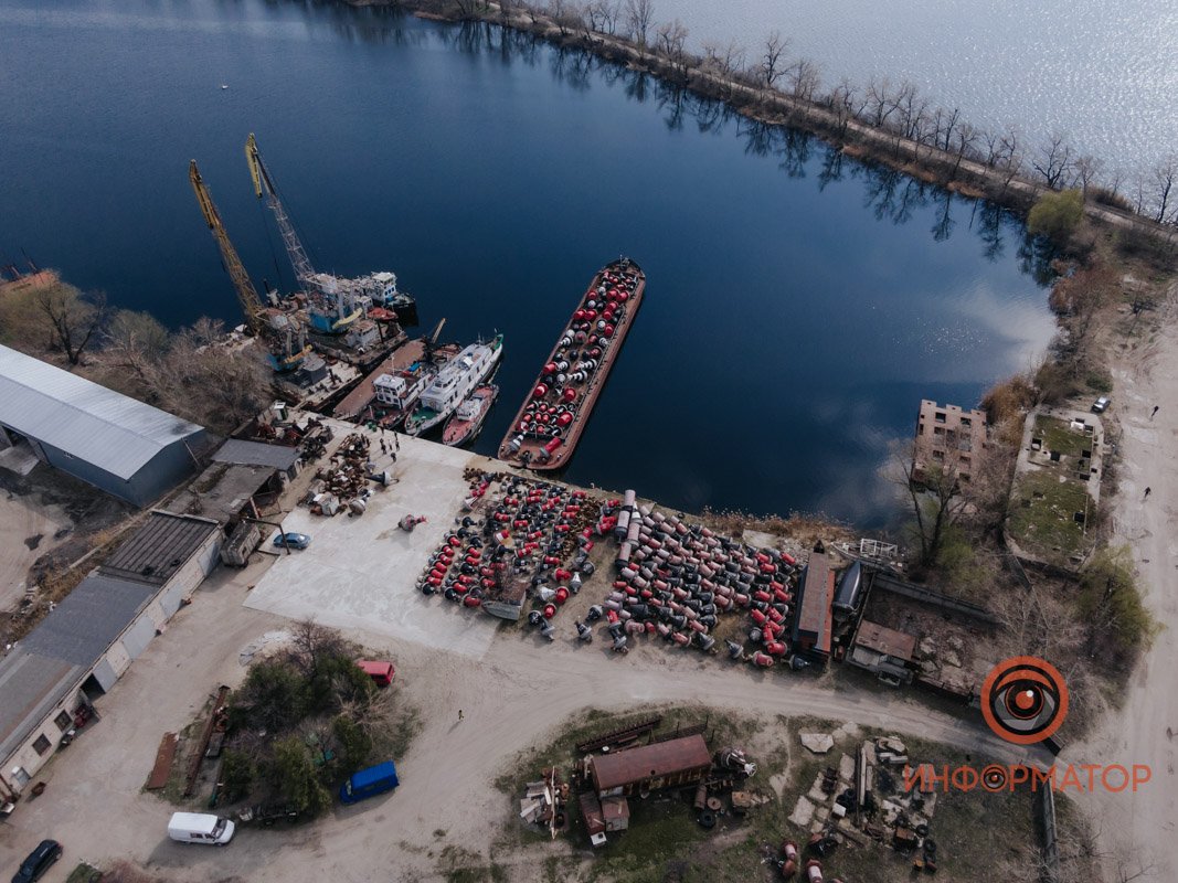 Буйки поджариваются под солнышком