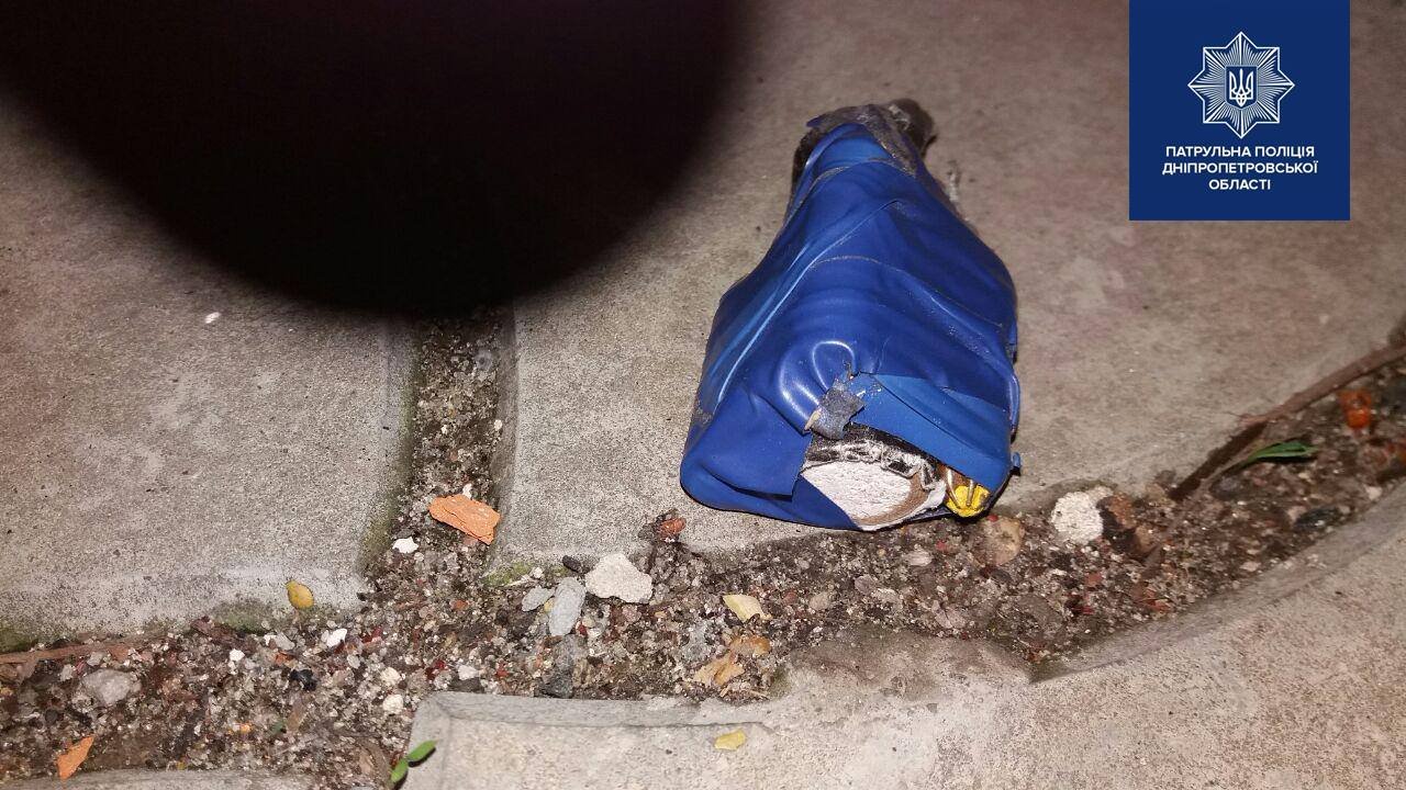 Ночью в Днепре мужчины гуляли возле автомобилей с самодельной "взрывчаткой" 1