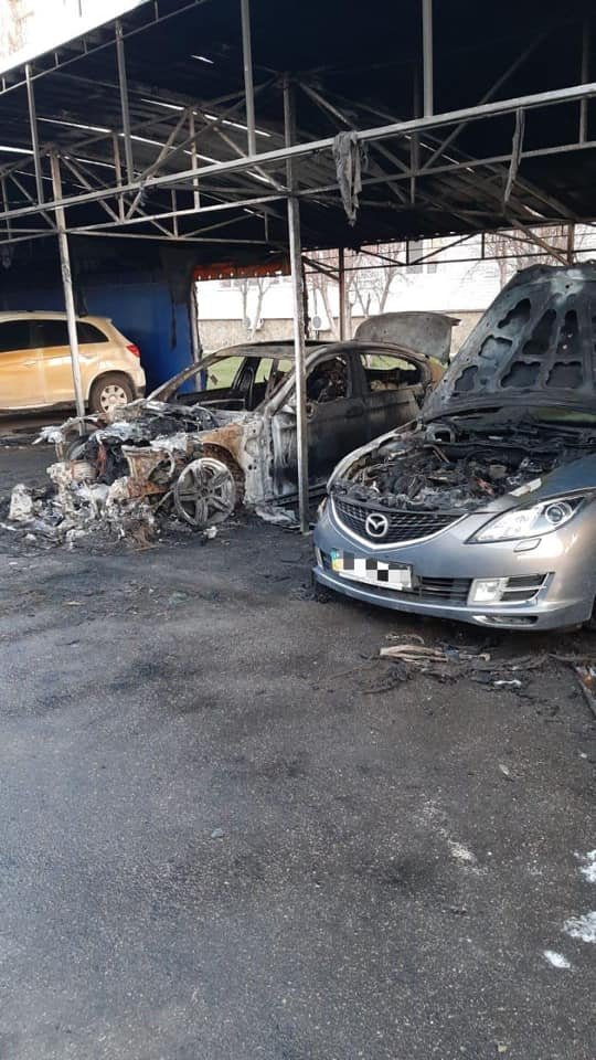 В Слобожанском горели пять легковых автомобилей 2