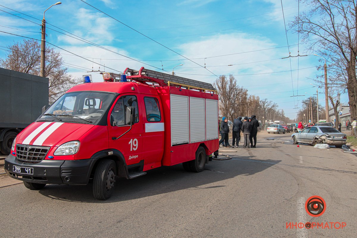 После аварии загорелся автомобиль