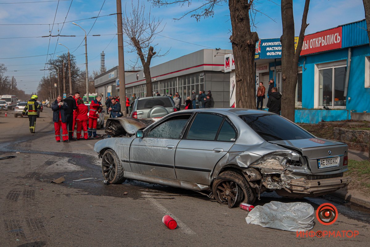 Спасатели смывают горюче-смазочные материалы