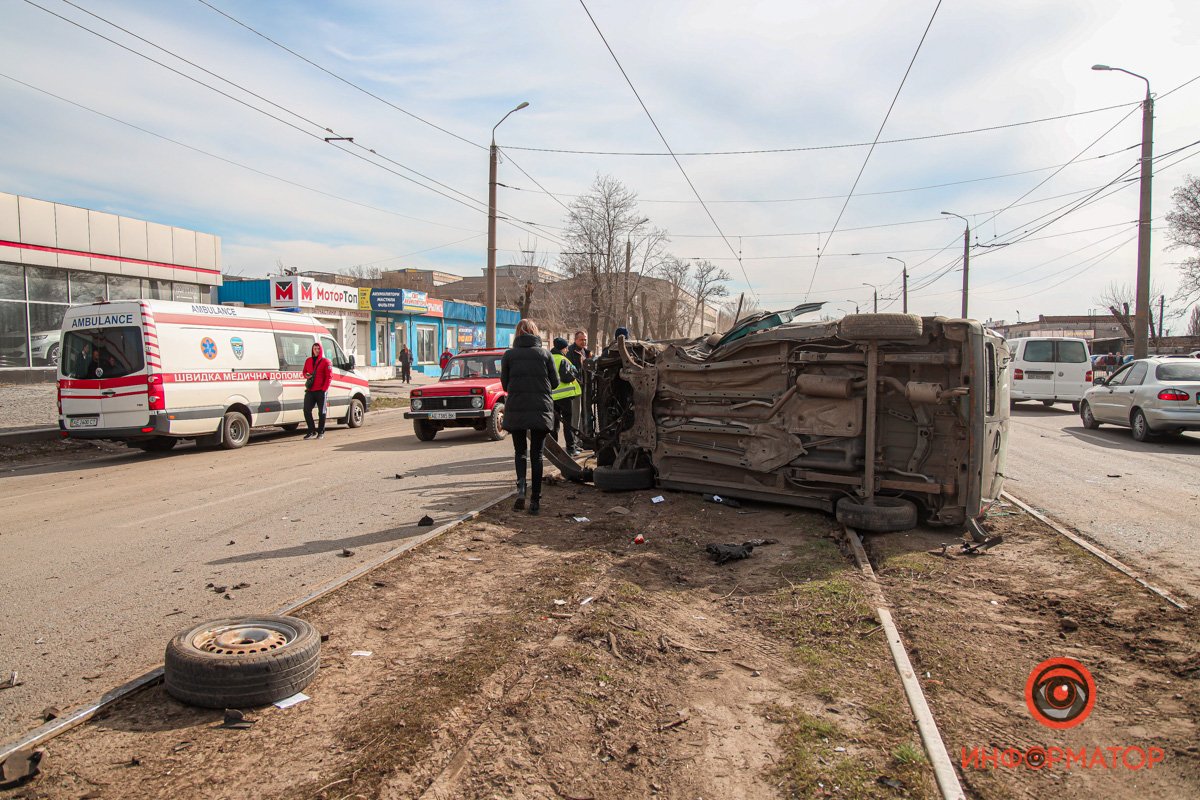 Авто перевернулось