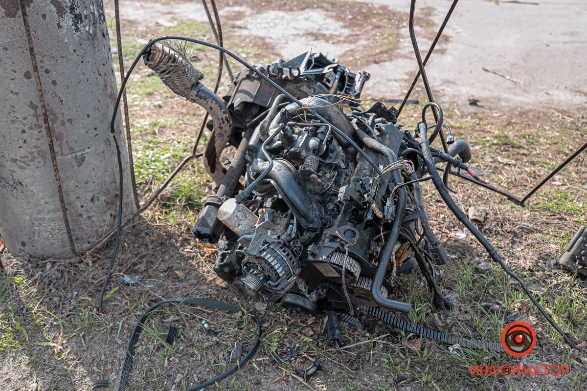 Из автомобиля вылетел двигатель
