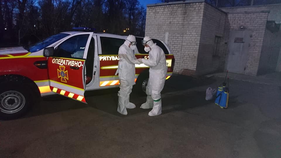 С помощью специальных средств и дезинфицирующего раствора они провели санитарную обработку С помощью специальных средств и дезинфицирующего раствора они провели санитарную обработку