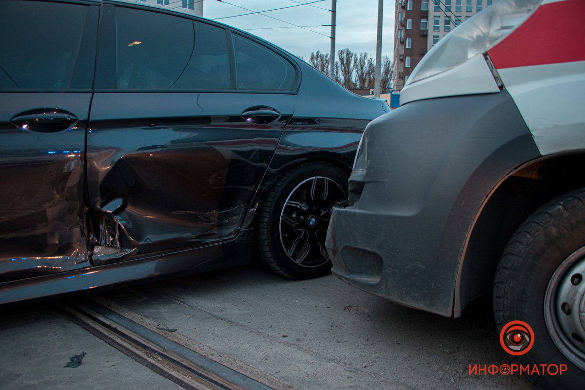 Водитель легковушки не пропустил спецтранспорт Водитель легковушки не пропустил спецтранспорт