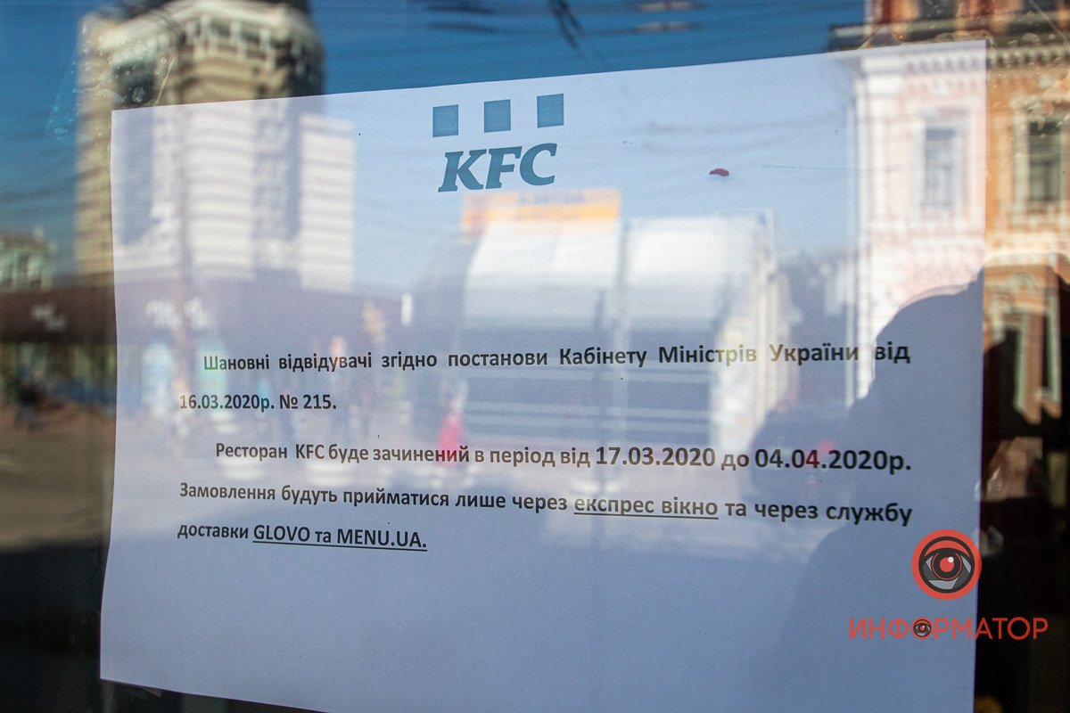 Можно заказать еду через экспресс-окно или через службы доставки