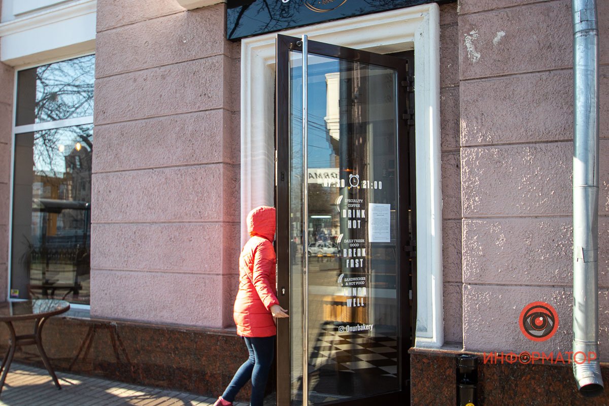 Посидеть в заведении нельзя, но вот взять кофе и булочку с собой - можно