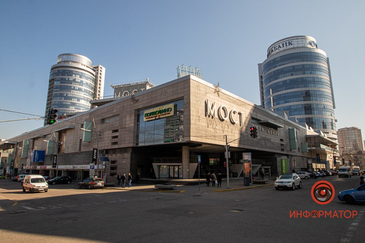 Сам ТЦ "МОСТ-сити" закрыт