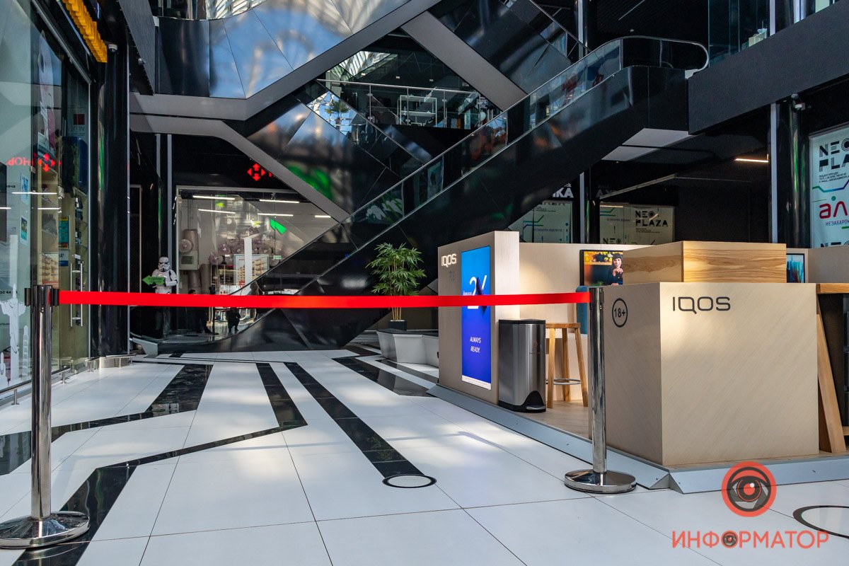 Эскалаторы не работают, а за тем, чтобы посетители не шастали по торговому центру, следят охранники