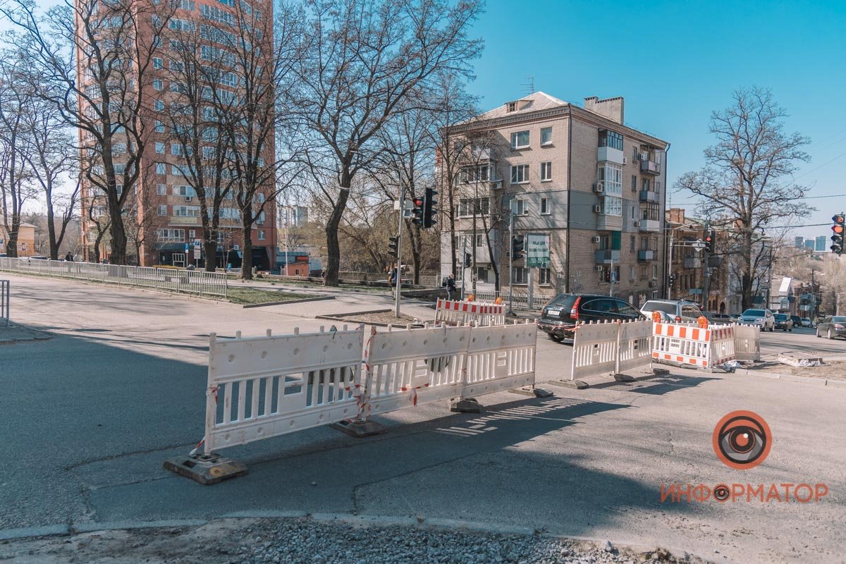 Из-за перекрытия в районе перекрестка периодически собирается пробка